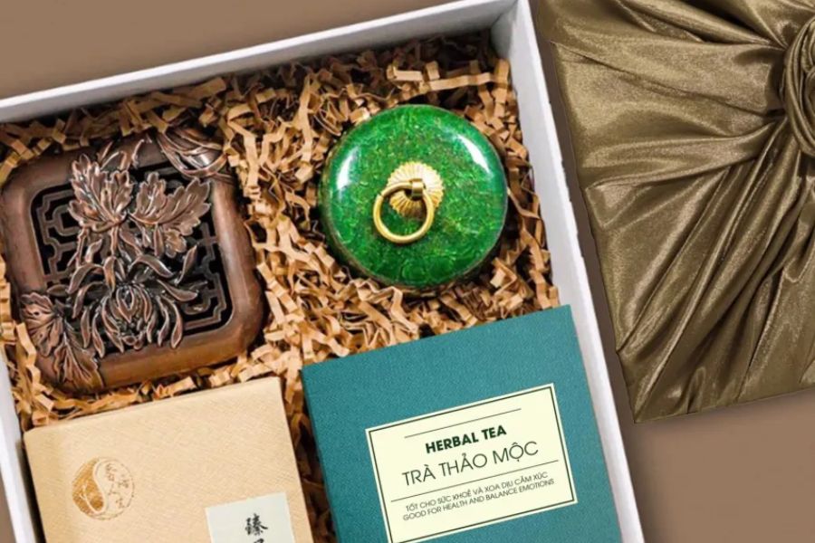 Image 04: Tea gift boxes represent refined consideration and elegant taste