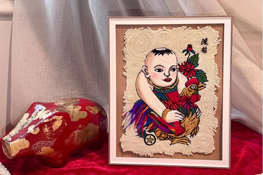 Tranh Đông Hồ "Em bé ôm con gà" được tái hiện khéo léo bằng tranh thêu