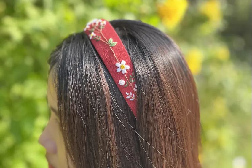 Ảnh 05. Băng đô thêu tay với họa tiết đầy màu sắc tươi vui