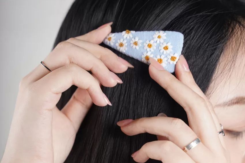 Ảnh 06. Kẹp tóc thêu tay nhỏ gọn nhưng đậm đà dấu ấn