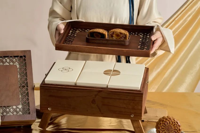 Unique Mid-Autumn gift box design that captivates distinguished individuals