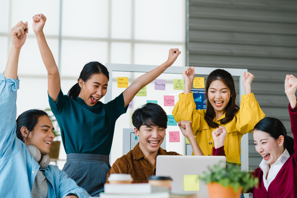 cùng các thành viên nam trong team gửi lời chúc tới các thành viên nữ