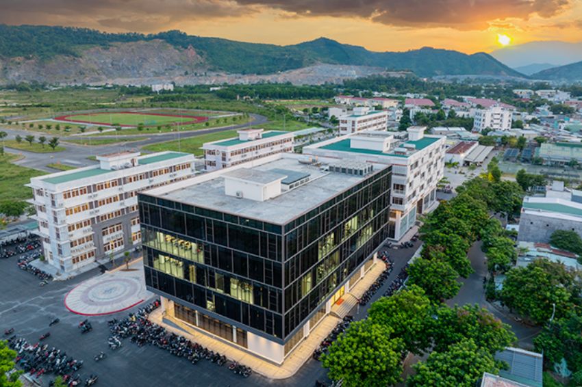Duy Tan University with modern facilities serving student learning needs