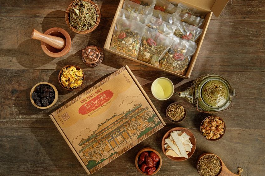 Ảnh 07. Gia đình, bạn bè cùng nhau quay quần, thưởng trà, tận hưởng đặc sản quà lưu niệm ý nghĩa