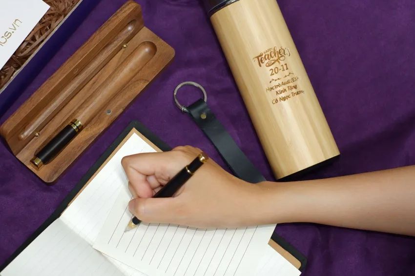 Ảnh 03. Những chiếc thiệp chân thành, trang trọng gửi trao đến cấp trên