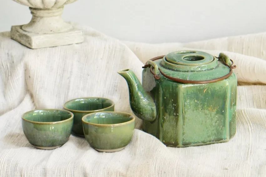 Ảnh 01. Các món gốm Việt Nam nhiều màu sắc với họa tiết truyền thống luôn làm xiêu lòng khách quốc tế