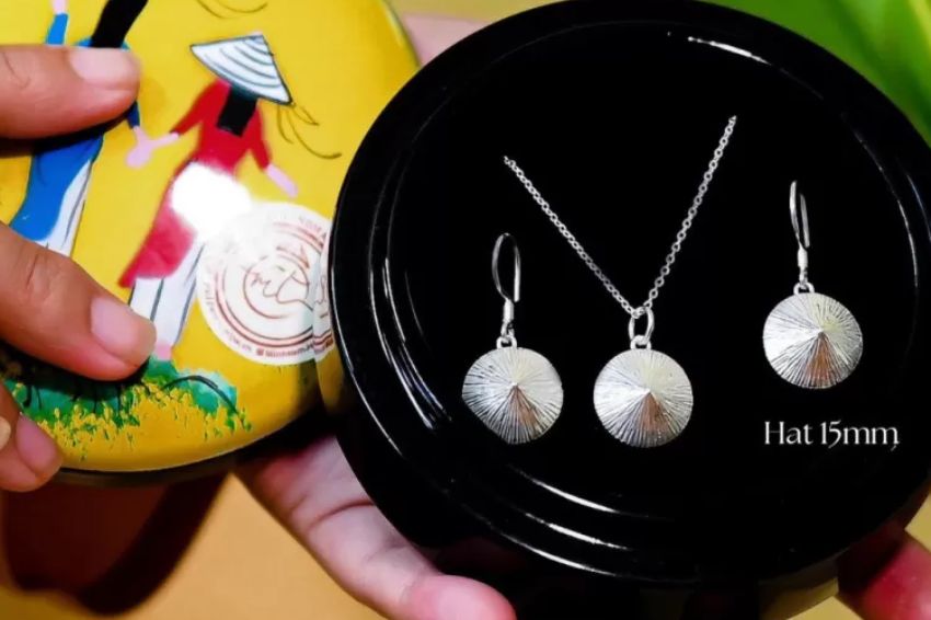 Ảnh 03. Trang sức bạc thủ công với họa tiết nón lá độc quyền của Việt Nam