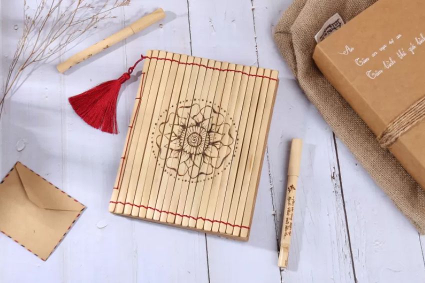 Ảnh 08. Cuộc gặp giữa nghệ thuật và tiện ích, làm nên sự ra đời của sổ tay và bút tre