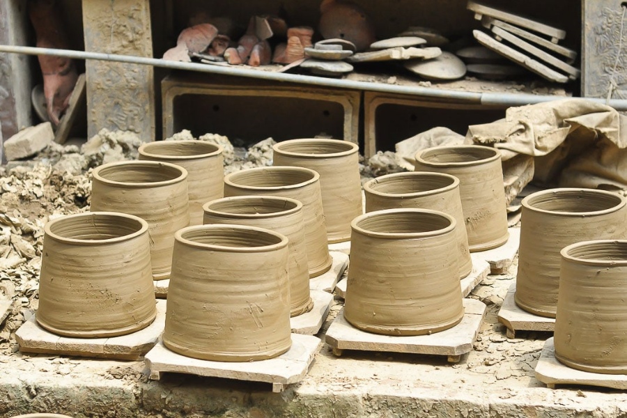 Nghệ nhân gốm phơi đồ gốm