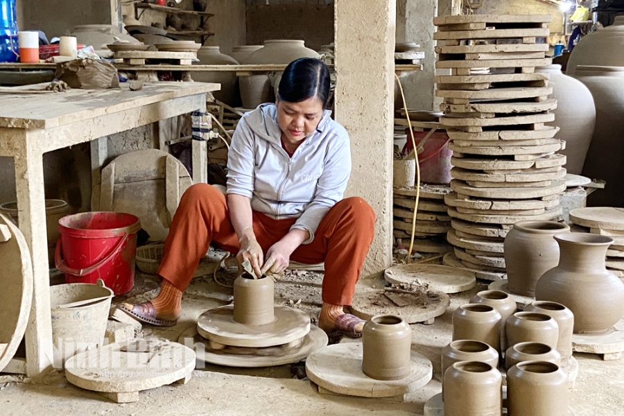 Người làm gốm hay còn còn được gọi là nghệ nhân/ thợ làm gốm