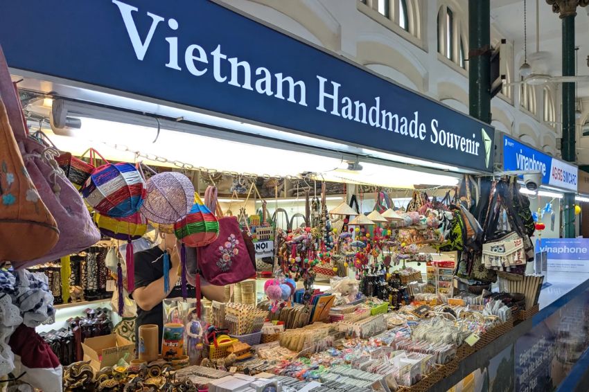 Image 03. Traditional Vietnamese souvenirs in HCMC Central Post Office (Photo: Internet)