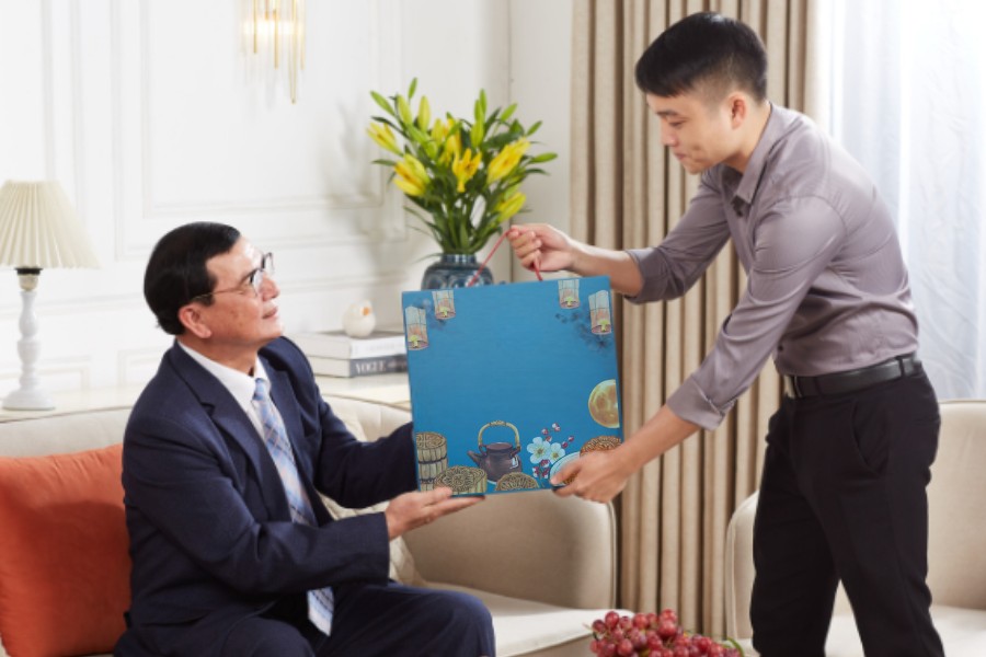 Tặng quà Trung Thu cho đối tác là cách thể hiện sự trân trọng và xây dựng quan hệ bền vững