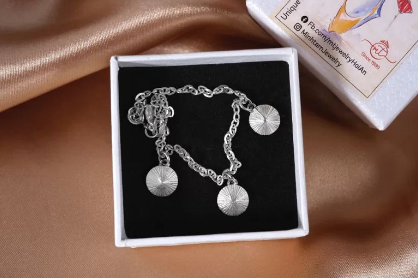 Ảnh 02. Dây chuyền bạc mang đến sự kết nối và bảo vệ