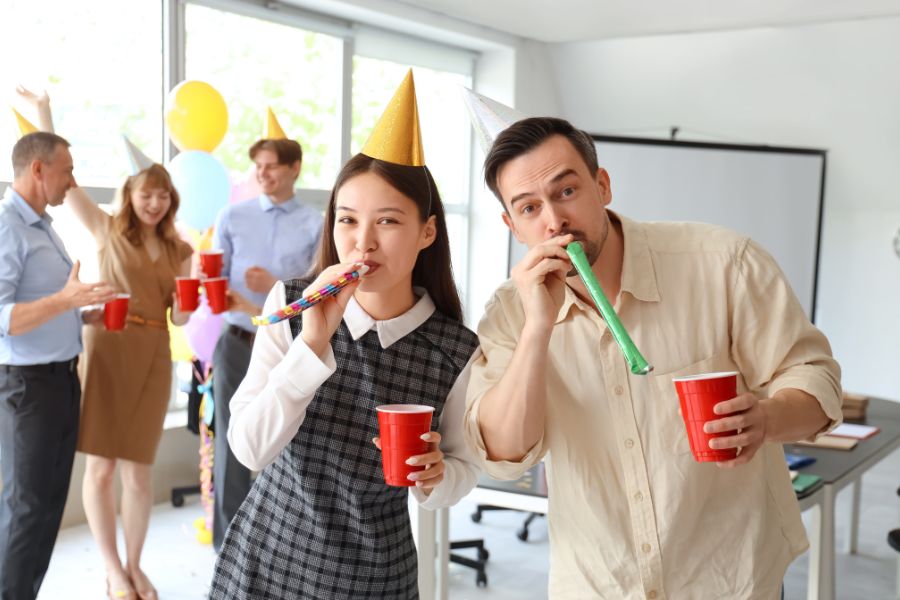 Ảnh 05. Đón sinh nhật cả team là cách gắn kết tuyệt vời