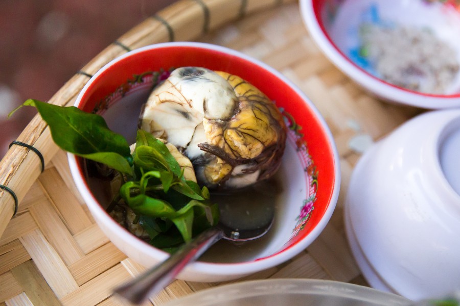Balut - the "forbidden" food for fear of "mixed up" knowledge in the head