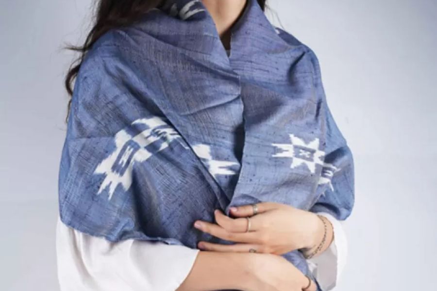 Ảnh 04. Khăn choàng lụa cao cấp, thanh lịch làm món quà 20/10 tặng sếp nữ tinh tế