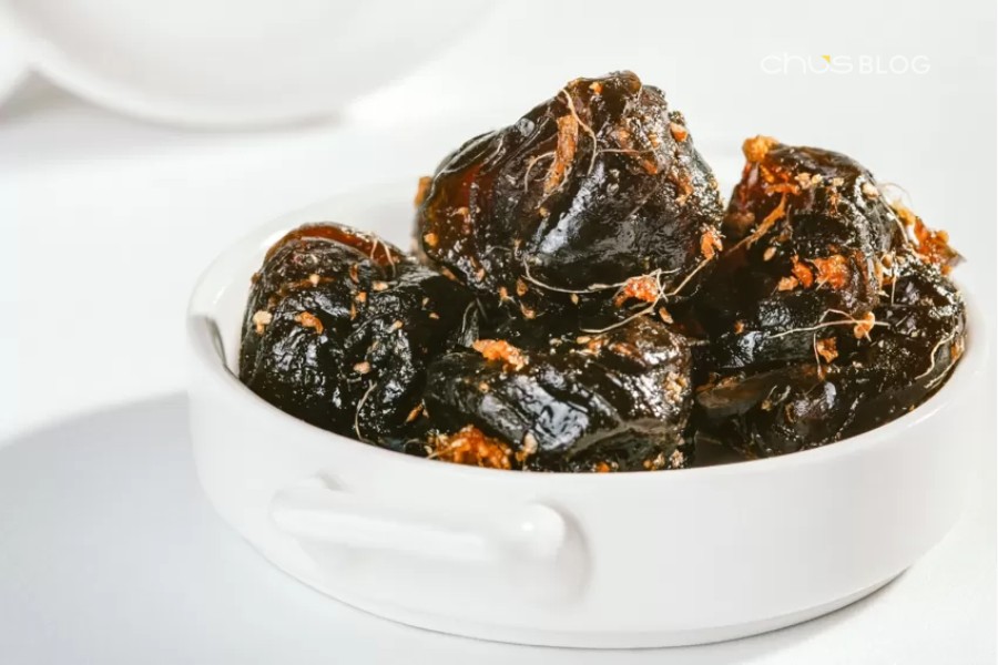 Hanoi dried fruits are always top choices for Vietnamese gifts to bring overseas