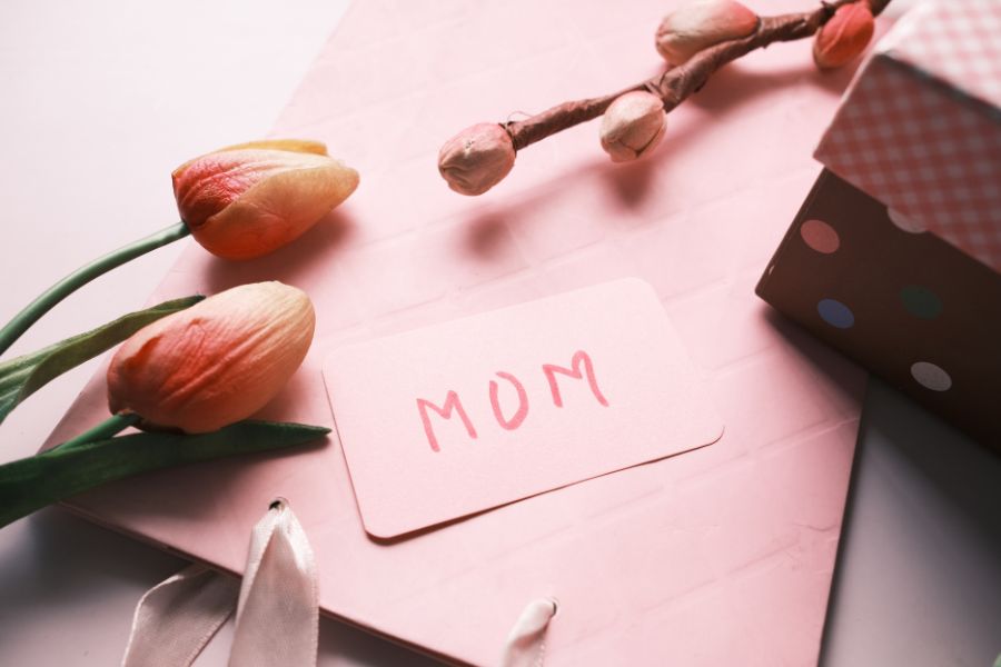 lưu ý gì khi tặng quà cá nhân hóa cho mẹ