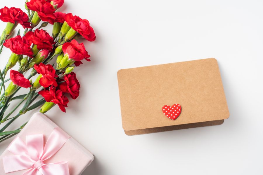 trao gửi yêu thương bằng món quà