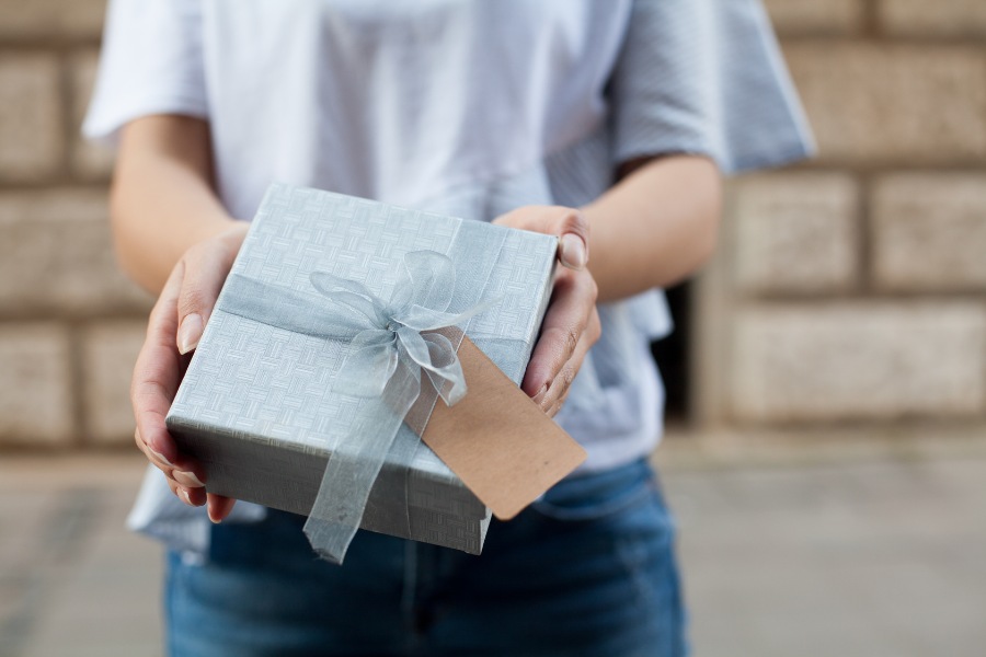 Nghệ thuật tặng quà - Từ cách gói quà đến thời điểm trao tặng đều cần sự tinh tế