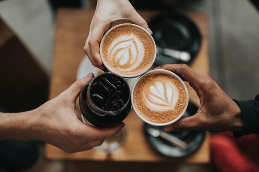 Drinking coffee or alcoholic beverages in the evening causes difficulty falling asleep