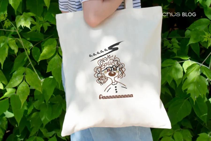 Túi tote canvas với thiết kế độc đáo, vừa thời trang vừa thân thiện với môi trường.