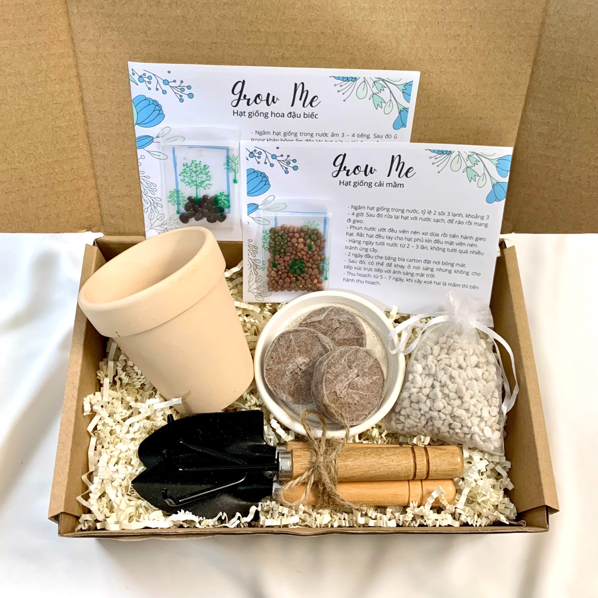 Give the gift of growth with a plant-growing kit. It's a thoughtful present that offers numerous benefits. 