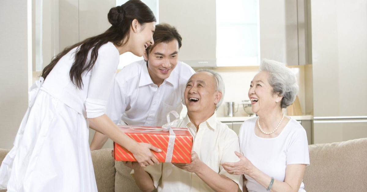 Quà vu lan biếu bố mẹ vợ, bố mẹ chồng cực ý nghĩa