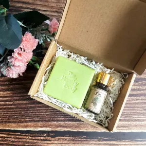 The Green Tea Soap & Red Pine Essential Oil Gift Set, elegantly wrapped with love, is an exquisite March 8th gift box, perfect for her or as a thoughtful gift for colleagues.