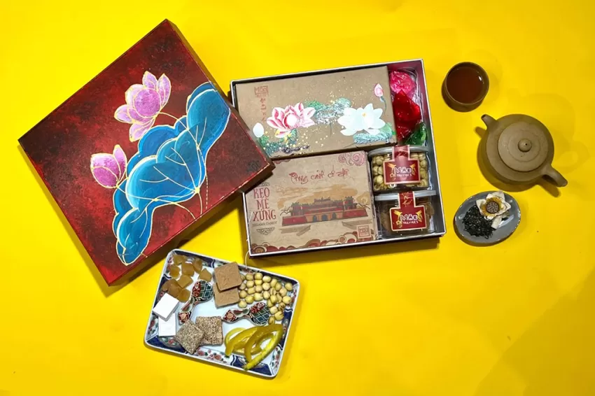 Moc Truly Hue’s 2025 Traditional Gift Box, Gift From Ancient Town, Hue Specialty, Handcrafted Treats, Artistic Hand-painted Gift Box, Corporate Gift